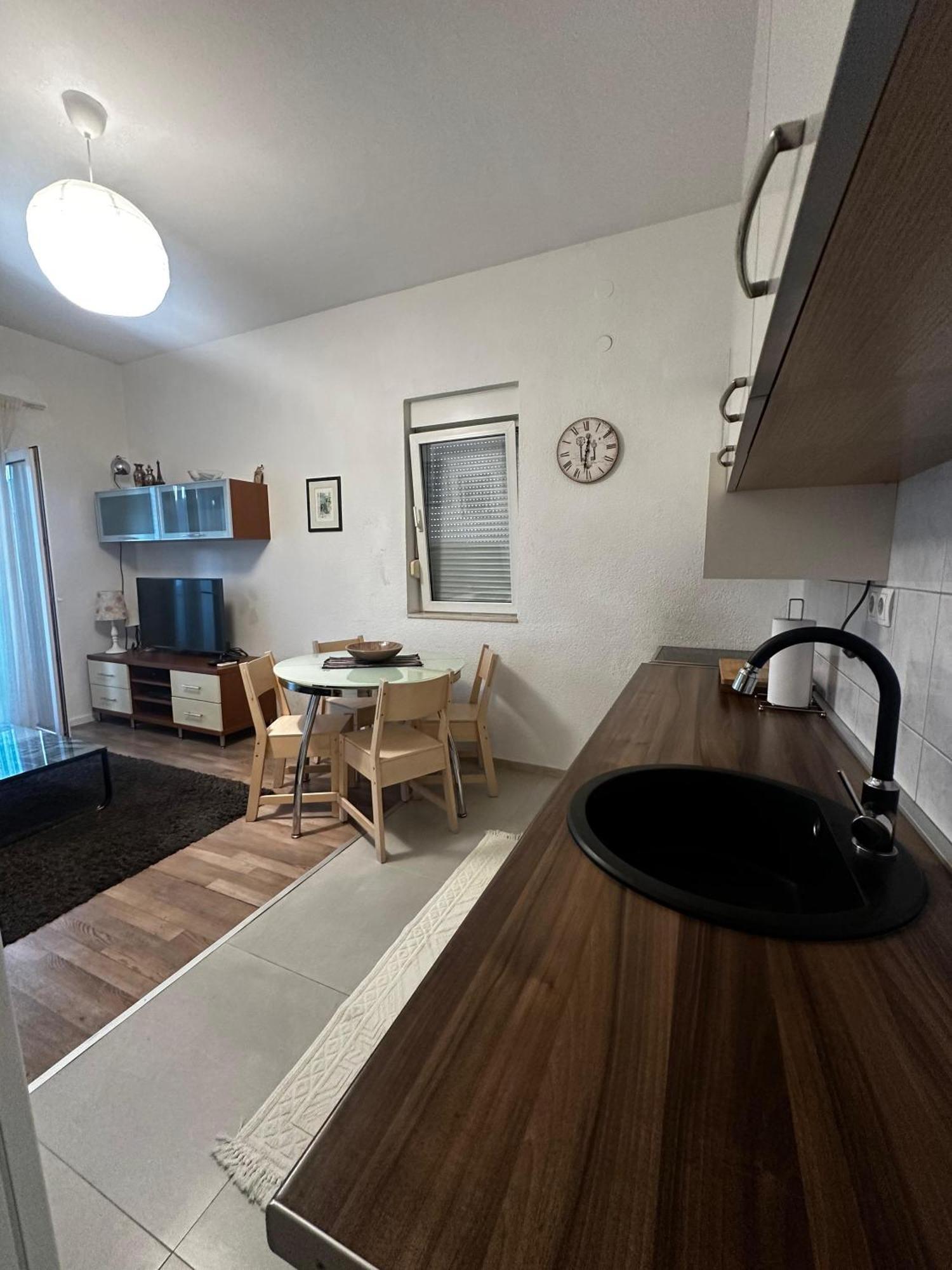 Leona Apartment โตรกีร์ ภายนอก รูปภาพ