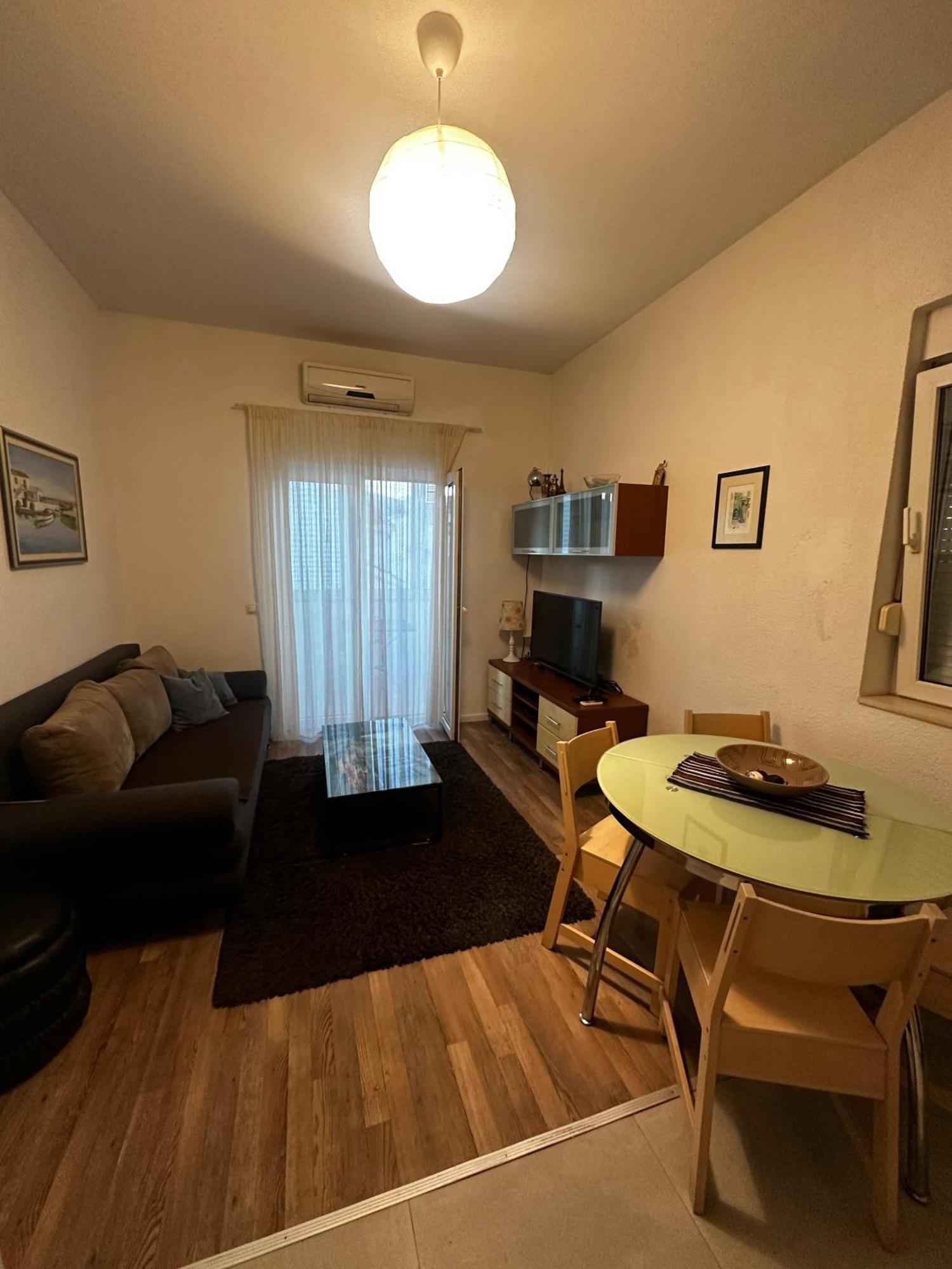 Leona Apartment โตรกีร์ ภายนอก รูปภาพ